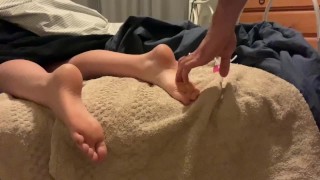 Kietelen en mijn vriendin's voeten masseren (sperma op voeten)
