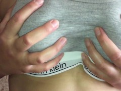 девушка поиграла с грудями - Screenshot 2 of 16 - Teenager