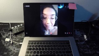 Spaanse milf pornoactrice neukt een fan op webcam.