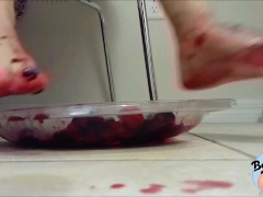 PAWG Crushes and Squishes Berries - Screenshot 8 of 16 - Squish