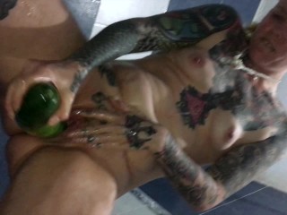 Сквирт и писание в душе трахают большую органическую игрушку