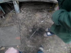 МАМКА ДРУГА С БОЛЬШОЙ ЗАДНИЦЕЙ ПИСАЕТ И ДЕЛАЕТ МИНЕТ  НА ПРИРОДЕ - Screenshot 5 of 16 - Outside