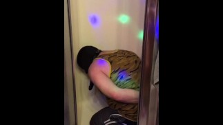 Неверный муж связан, с завязанными глазами и кляпом во рту был помочен доминирующей женой