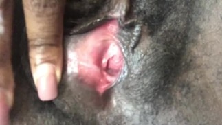 毛茸茸的乌木猫手指和性交