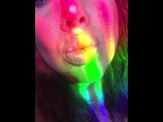 喷出美洲狮在彩虹光暨游戏时间准备猫约会之夜