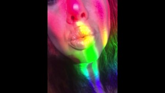 Squirting Cougar spielt im Regenbogenlicht Sperma Spielzeit Vorbereitung Muschi Date Nite