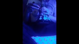 Stoner Babe fuma un enorme golpe de Bong y juega con las tetas