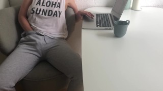 Volslanke Amateur Stiefmoeder Kijkt Porno, Dus Ze Wordt Bedekt Met Sperma