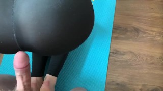 fucked her while she was doing yoga in leggings. cum in yoga pants