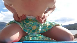 性感的小熟女在海滩上公开喷出高潮！滴水的猫！