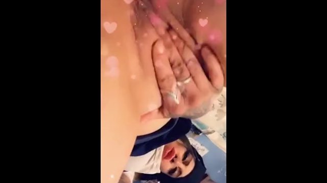 Пальчики облизывают хорошо