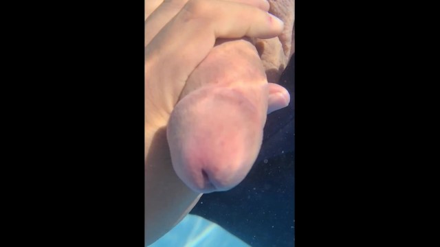 Прижимаю Трея к бассейну, пока он не кончит!