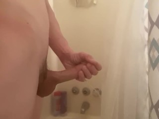シャワーを浴びている間、私の大きな白いコックで遊んで、私の荷物を吹くのを助けることができません
