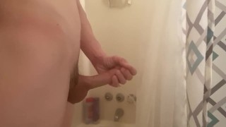 Non posso fare a meno di giocare con il mio grosso cazzo bianco e soffiare il mio carico mentre faccio la doccia