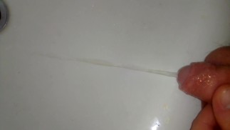 胖男孩在水槽里撒尿