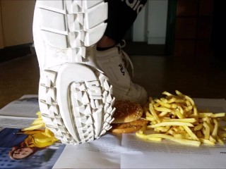 Burger Crushing with Fila Disruptor 运动鞋（预告片）