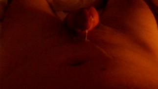 Он поглаживает свой большой член и кончает его спермой без рук