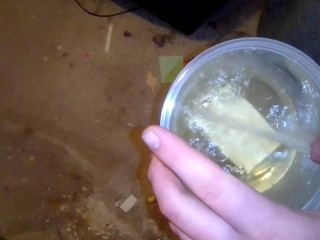 Garoto Gordo Mijar Em Uma Caixa De Plástico