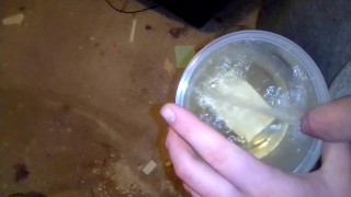 Garoto gordo mijar em uma caixa de plástico