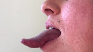 Długi język oblizuje usta i pokazuje języczek Bunnie Lebowski - część 1