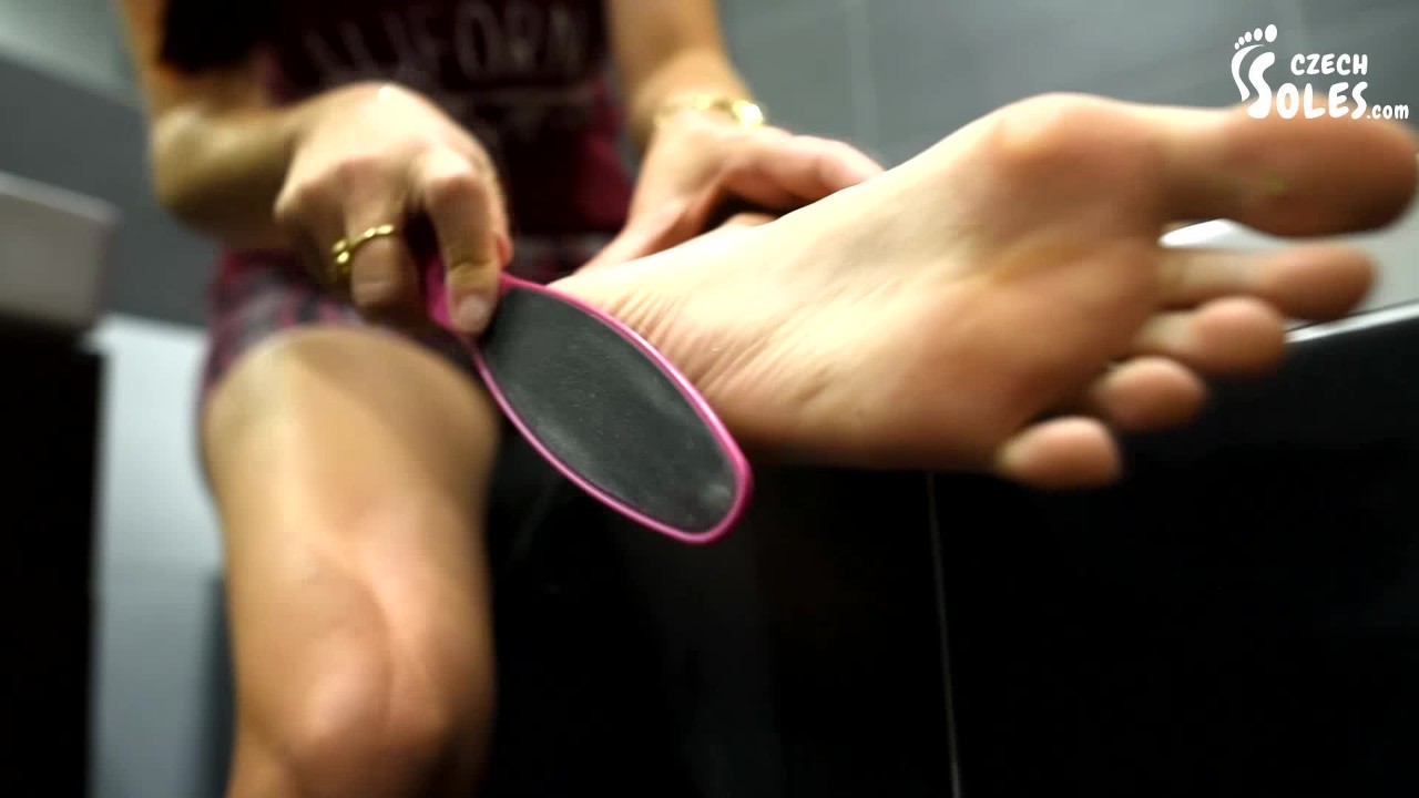 Pele de solas ásperas a seu pedido + fazendo uma pedicure (pés, solas,  fetiche)