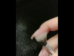 Running the finger on glitter