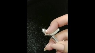 Проведя пальцем по блесткам