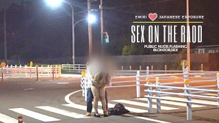 えみり 横断歩道で全裸フェラ＆セックス 調教の様子を自ら公開します。