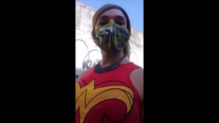 Pi Ladyboy Travailler Dans La Rue Au Milieu D'une Pandémie Bien Protégée En Se Masturbant