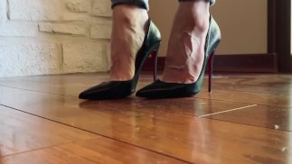 Candid Louboutin in strakke jeans
