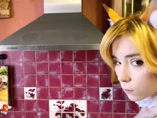 Maid Chanterelle a allongé le propriétaire qu'il veut un ébène dure dans la cuisine