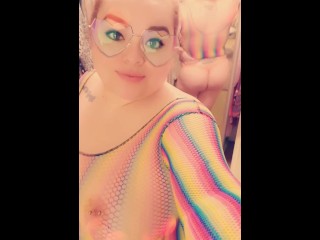 Круглая попка Фигуристая латиноамериканка, чувствующая себя сексуальной в радужном ажурном топе и стрингах