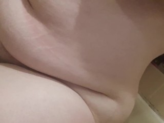Chubby Girl Piss Desperation in the Bathtub