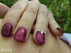 ГОРЯЧАЯ ЛЮБИТЕЛЬНИЦА ДВАЖДЫ КОНЧАЕТ НА ДЕРЕВЕ ВОЗЛЕ ДОРОГИ! - PLAYSKITTY 4K - Screenshot 11 of 16 - Teenagerpublic