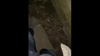 在公共场合的后街手淫差点被抓到