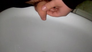 在水槽里撒尿