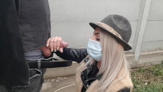 司机出租车购物后在公共车站操这个女孩