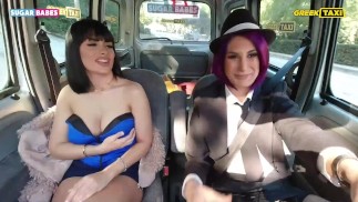 SUGARBABESTV: ГРЕЧЕСКОЕ ФАЛЬШИВОЕ ЛЕСБИЙСКОЕ ТАКСИ