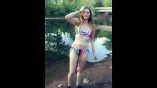 Ich habe versucht, nackt zu baden, aber der Bach war zu schlammig