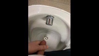 Круиз В общественных туалетах дрочу свой член большим камшотом 
