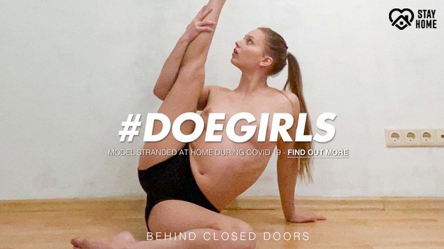 DoeGirls - Русская Тинка Миа Шпагат, Растягивая Свою Маленькую Киску На Фаллоимитаторе