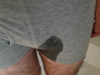 Джей мочит свои боксеры