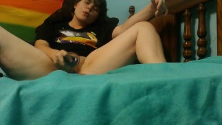 可爱的年轻跨性别男人操他的阴户