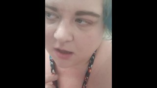 Bbw cabelo azul tatuado peitos enormes banheiro público mijando 