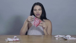 Pornostar che mangiano: Missy Martinez accarezza gli involtini di frutta