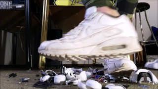 Roboter verpletteren met Nike Air Max 90 (trailer)