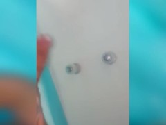 En el baño enjabonandola