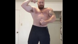 Bodybuilder muscoloso in posa e strip tease. Onlyfans-BeefBeast