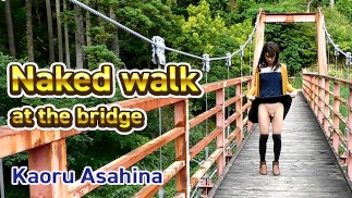 Japanischer Crossdresser nackt im Park spazieren.