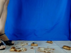 ТРАНС БОГИНЯ АМАНДА ДАВИТ СЛОЕНЫЕ БУЛОЧКИ НА ВЫСОКОМ КАБЛУКЕ (Кам. 2) - Screenshot 7 of 16 - Crush